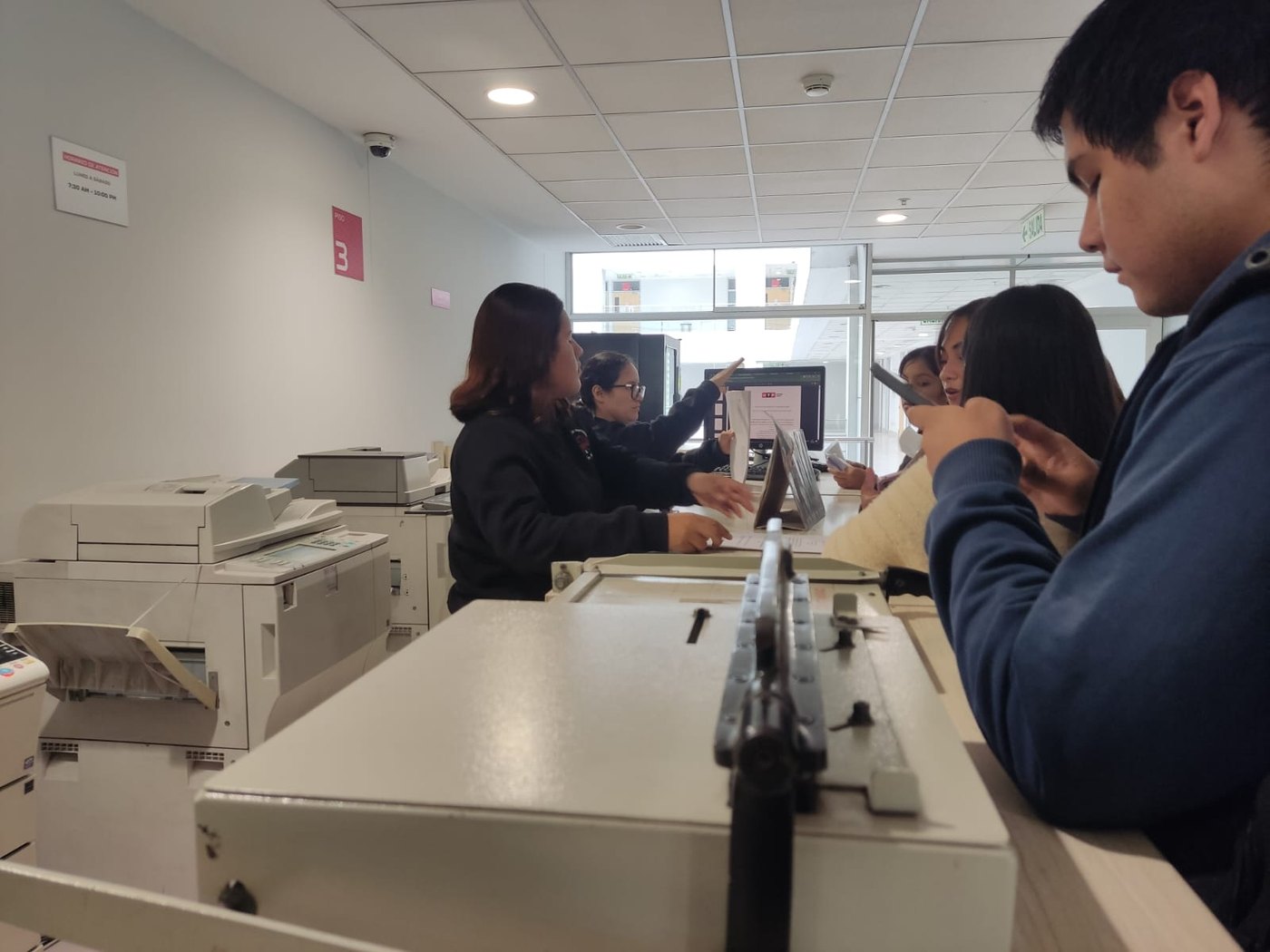 Equipo de colaboradores atendiendo en área de impresión