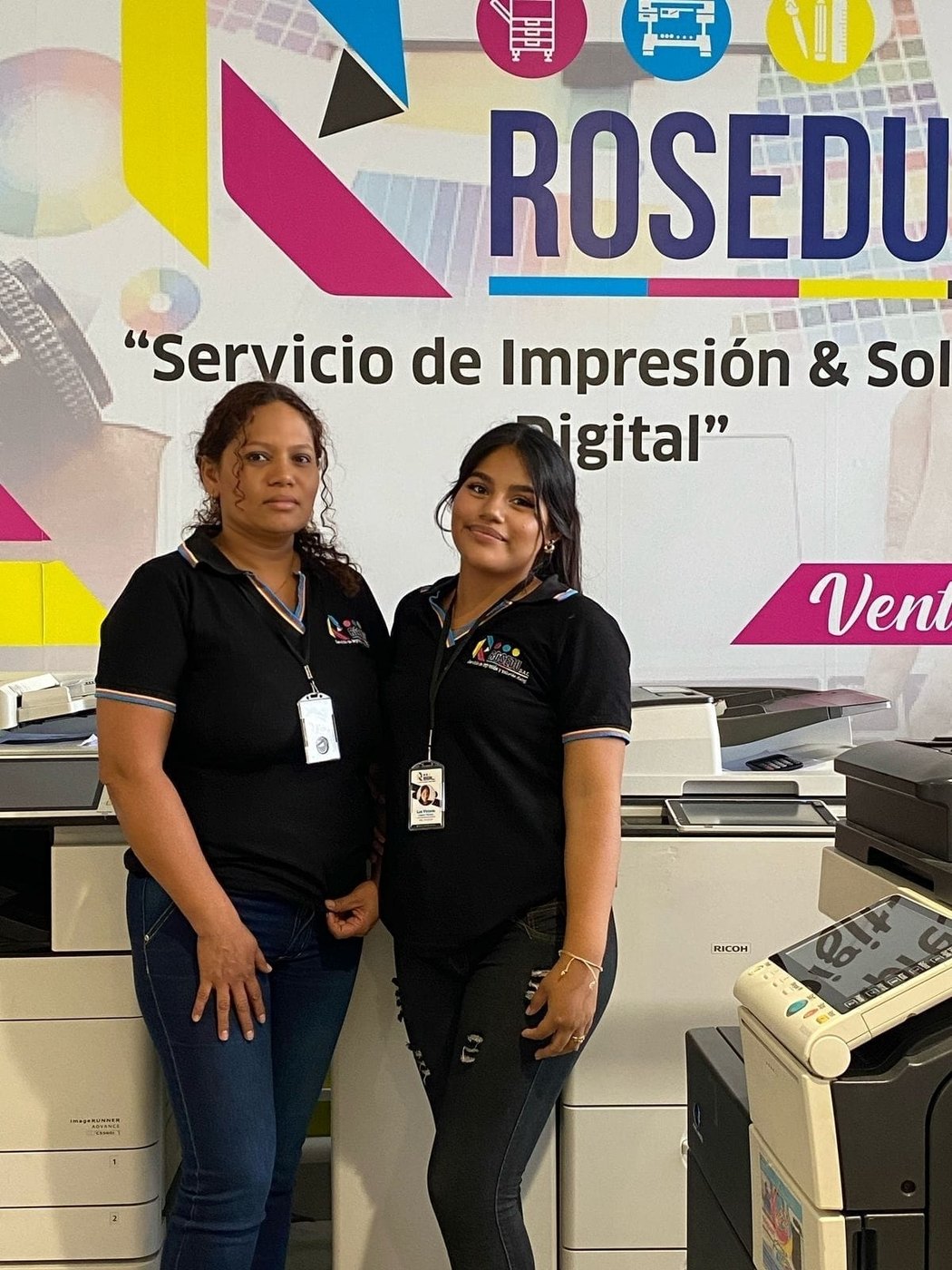 Colaboradoras ROSEDU junto a equipos multifuncionales