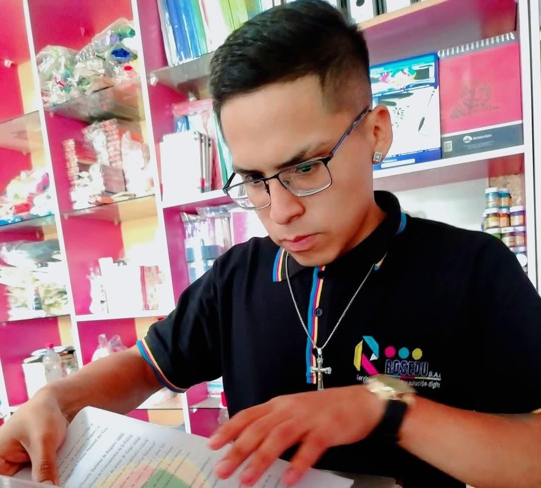 Colaborador revisando materiales impresos y documentos