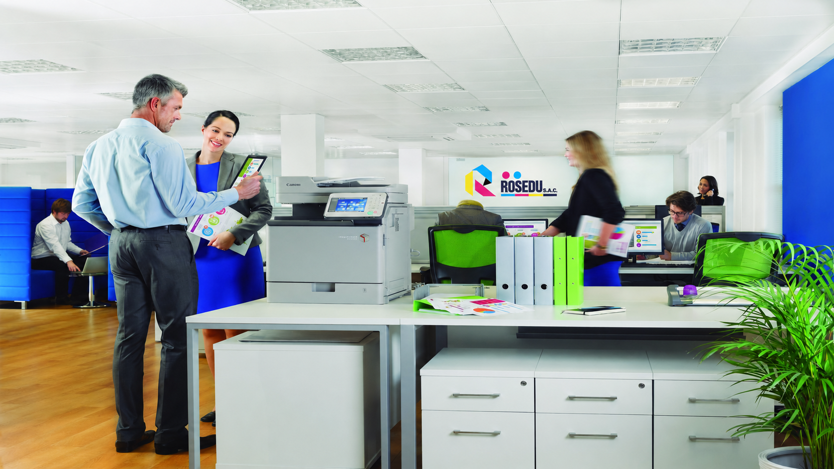 Oficina moderna con atención profesional y equipos de impresión ROSEDU